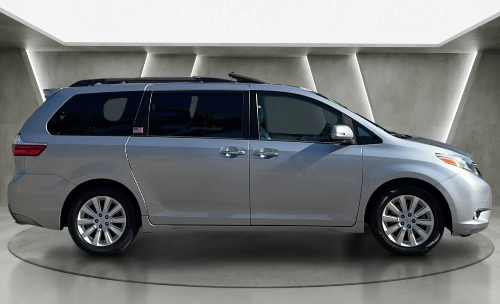Used 2015 Toyota Sienna Limited Premium FWD image 2