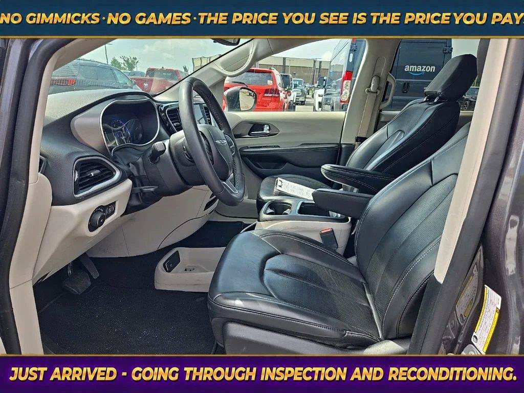 Used 2023 Chrysler Pacifica Touring-L FWD image 16