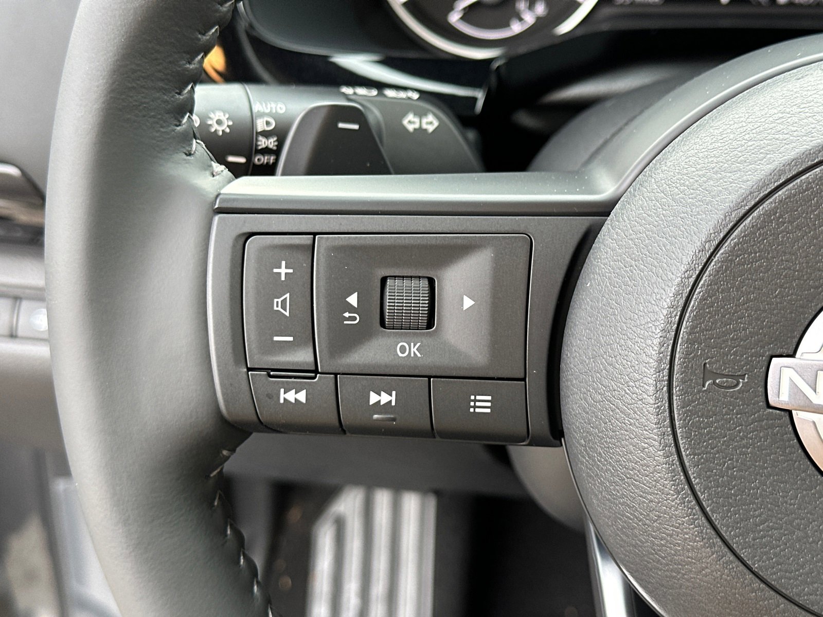 New 2025 Nissan Pathfinder SV w/ SV Premium Package image 28