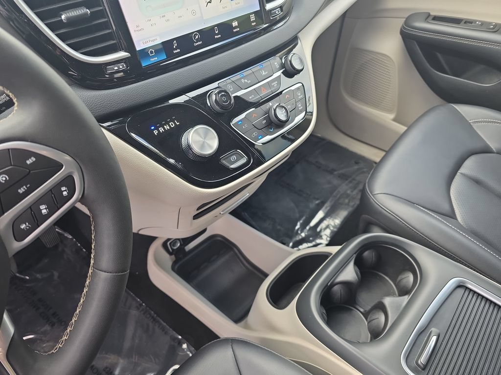 Used 2024 Chrysler Pacifica Touring-L FWD image 22