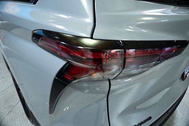 Used 2025 Toyota Sienna XLE Woodland Edition image 12