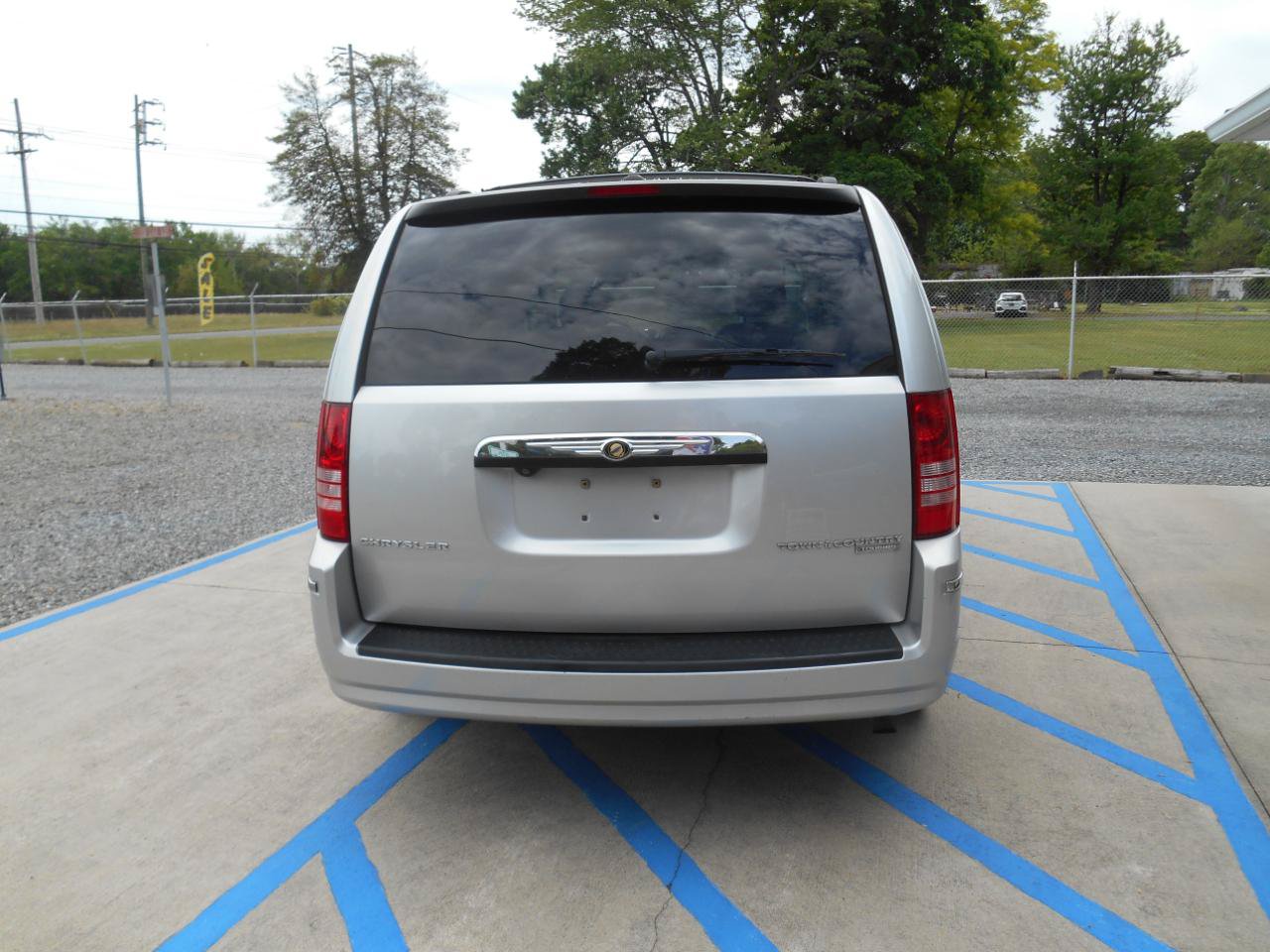 Used 2010 Chrysler Town & Country Touring FWD image 20