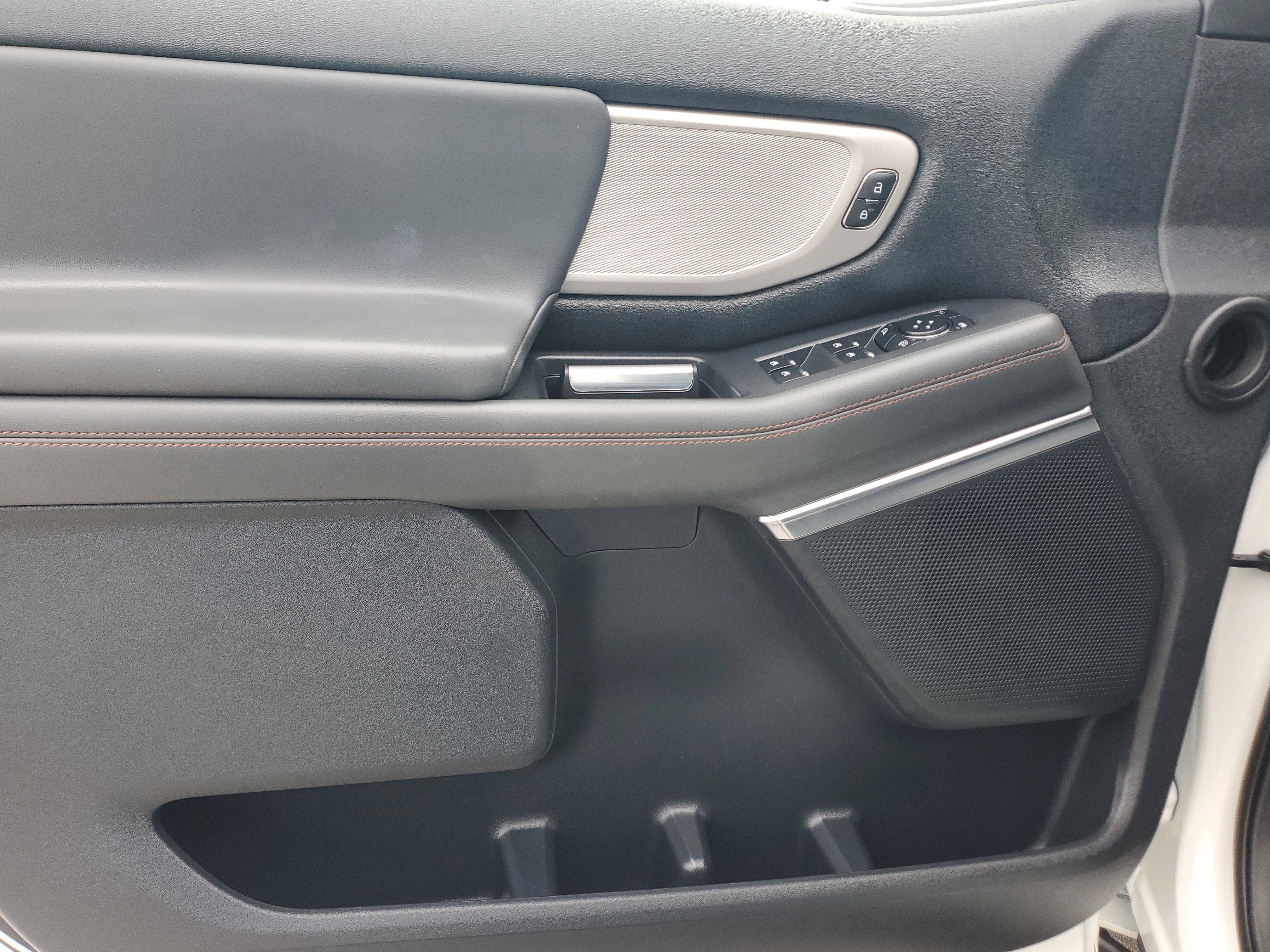 Used 2025 Ford Expedition Active image 28