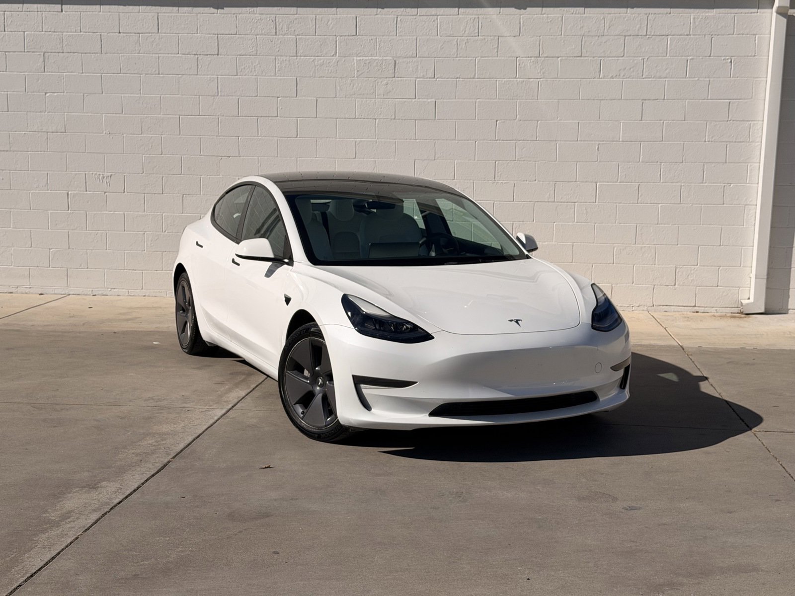 Used 2023 Tesla Model 3 Standard Range image 1