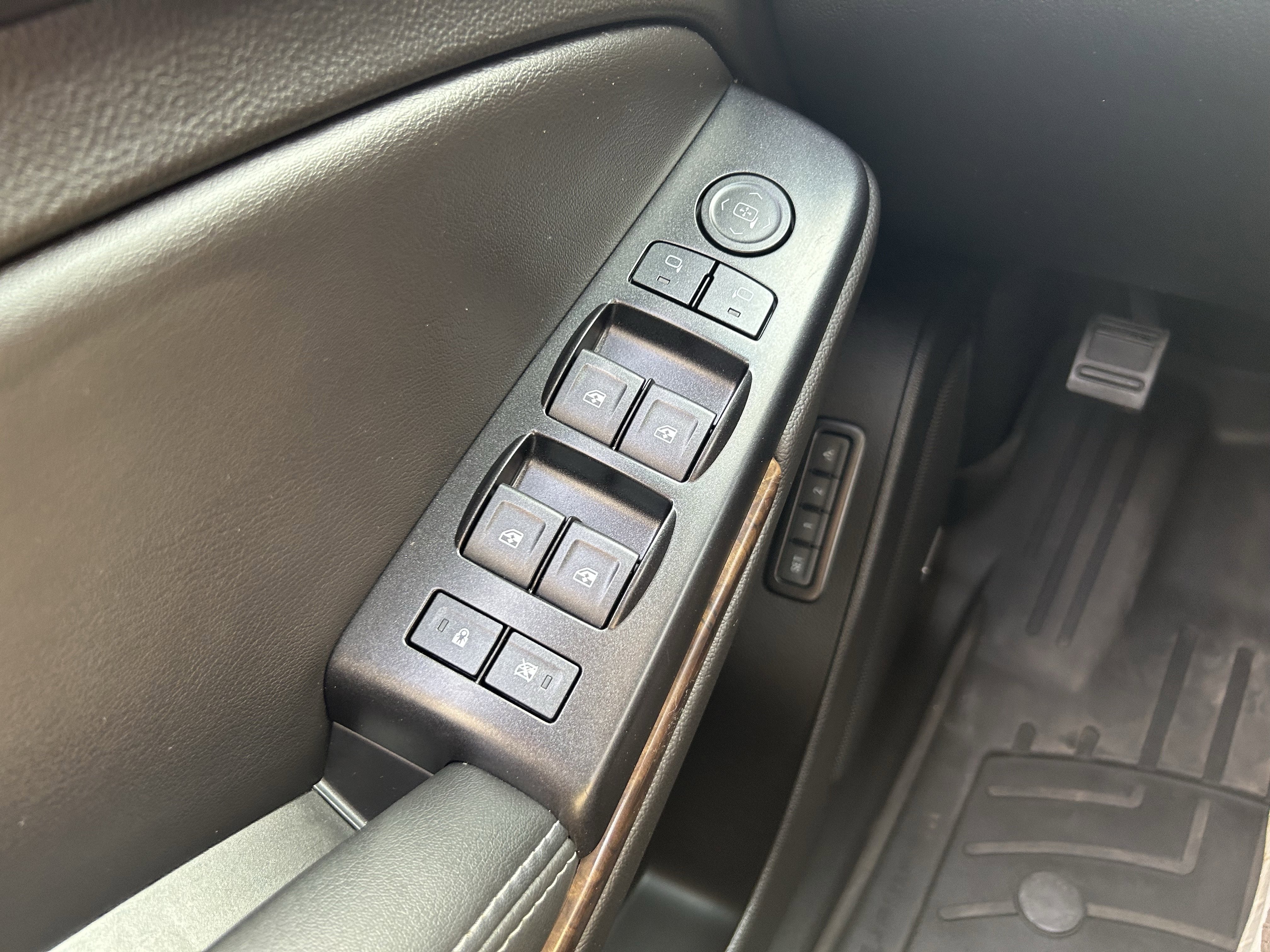 Used 2017 Chevrolet Suburban LT image 19