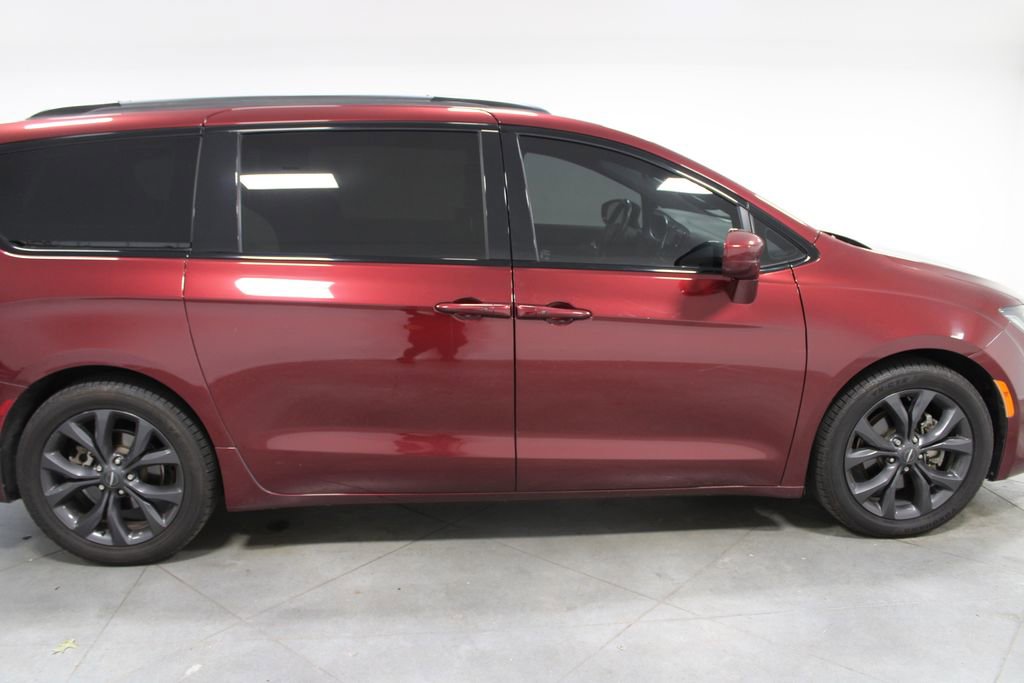 Used 2018 Chrysler Pacifica Touring-L w/ Premium Audio Group FWD image 12