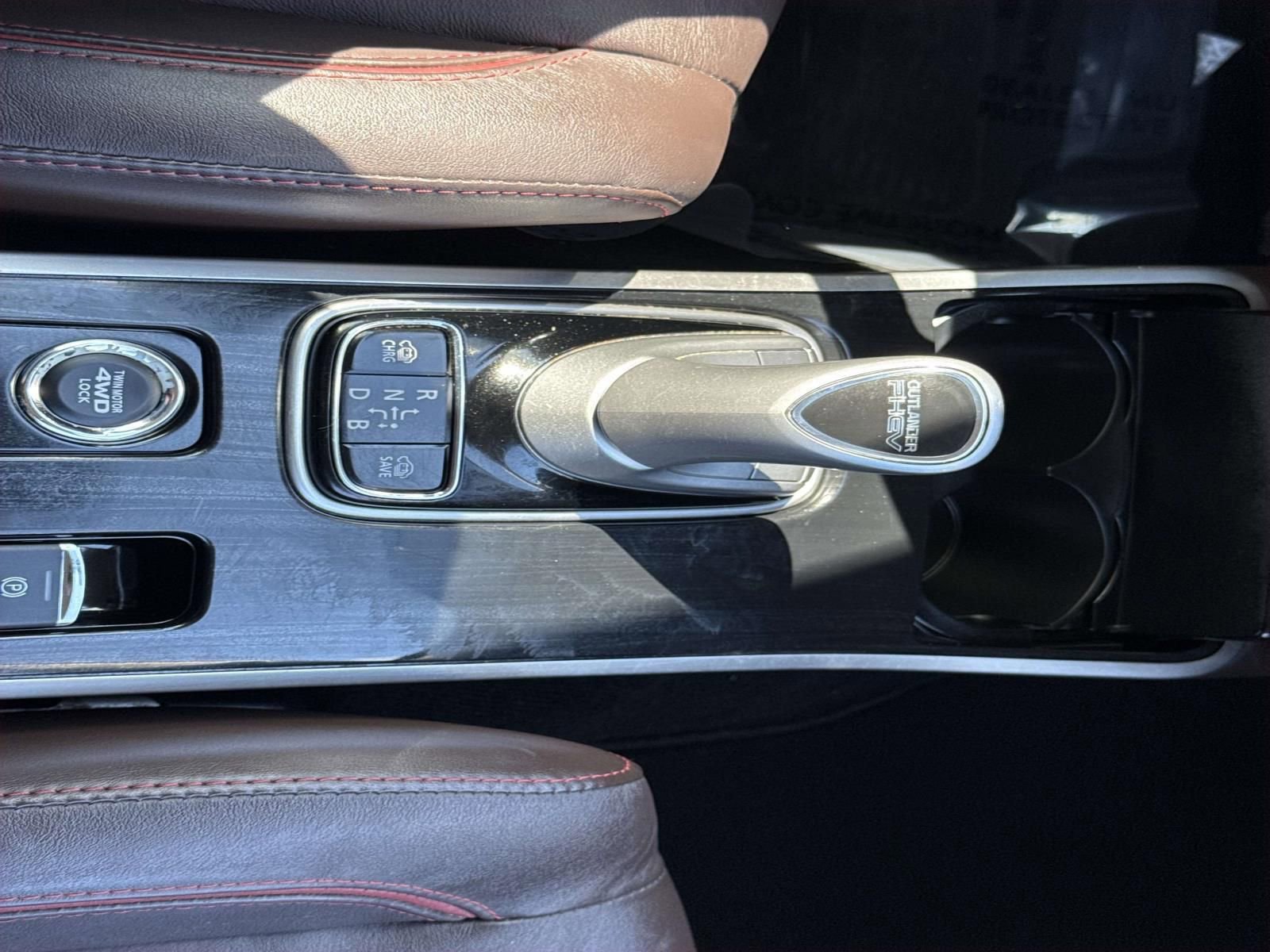 Used 2018 Mitsubishi Outlander 4WD Plug-In Hybrid image 13