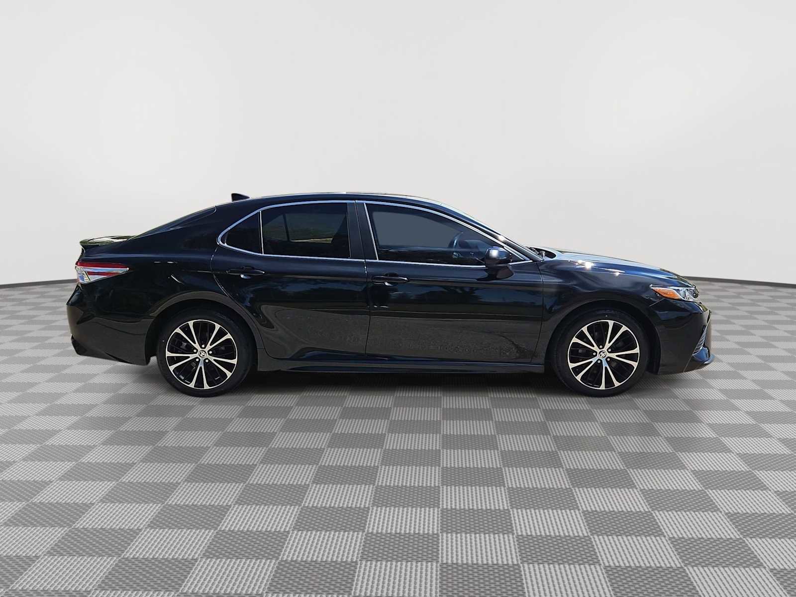 Used 2020 Toyota Camry SE FWD image 9