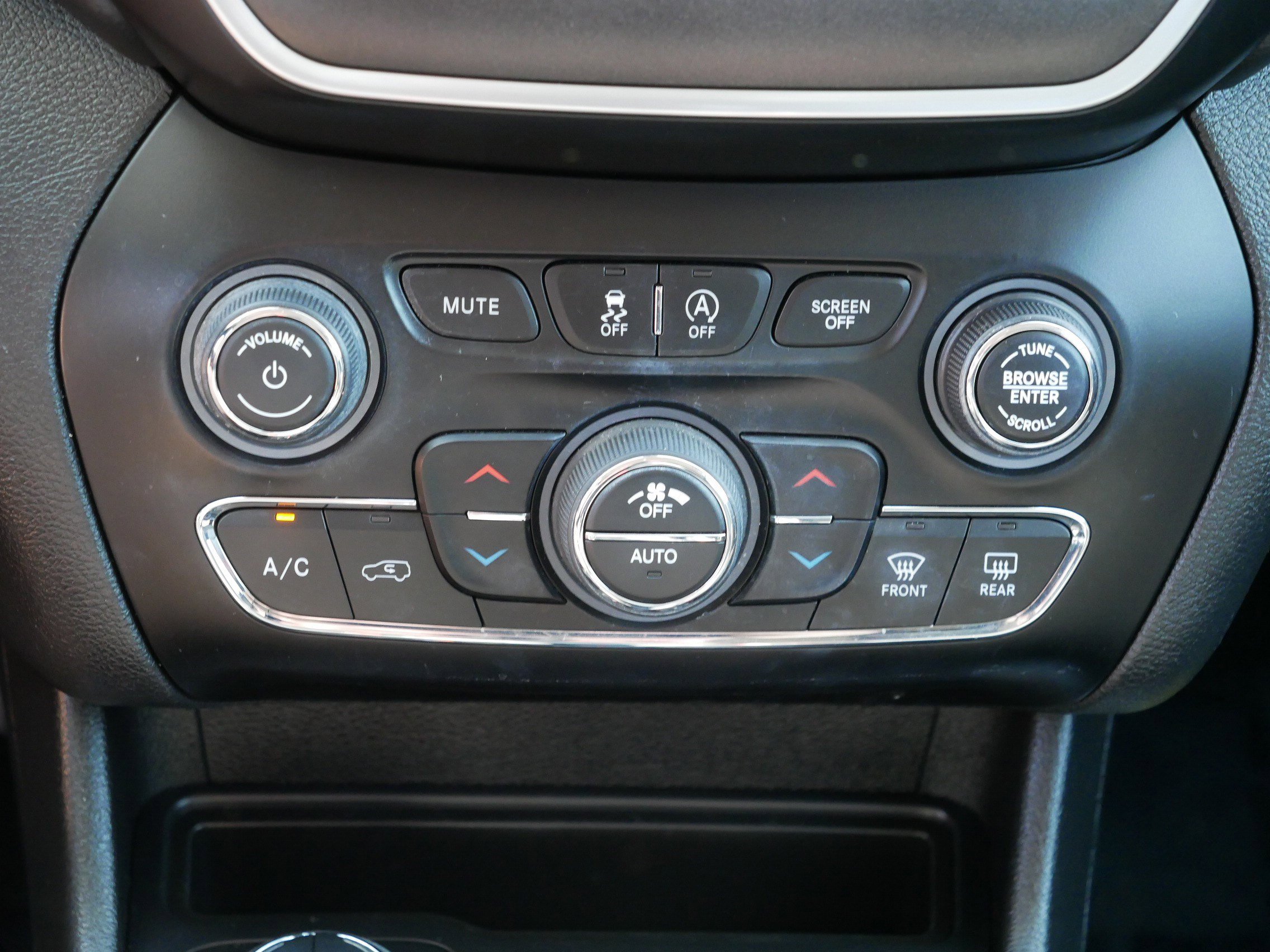 Used 2020 Jeep Cherokee Trailhawk w/ Cold Weather Group AWD/4WD image 23