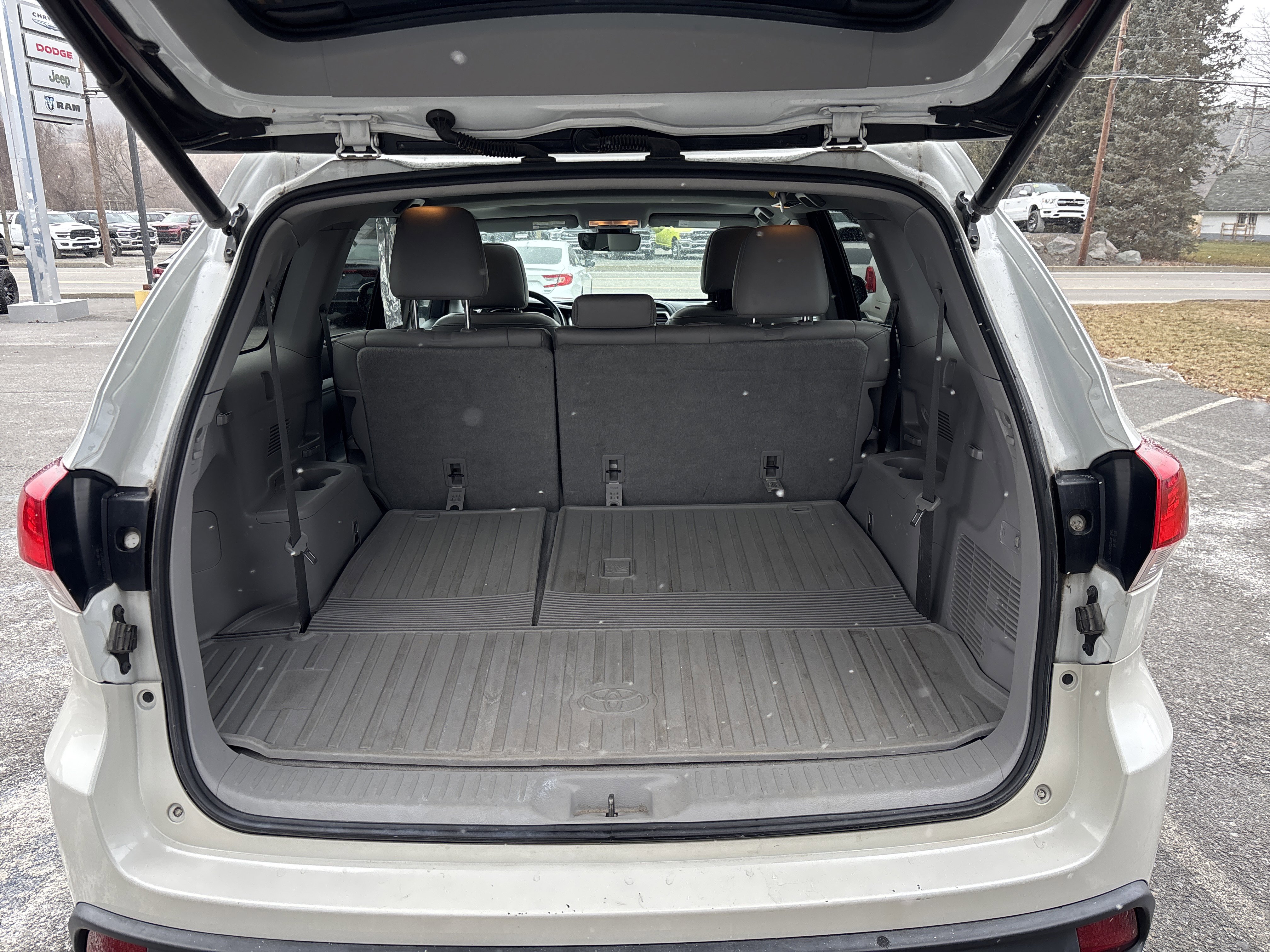 Used 2018 Toyota Highlander XLE image 5