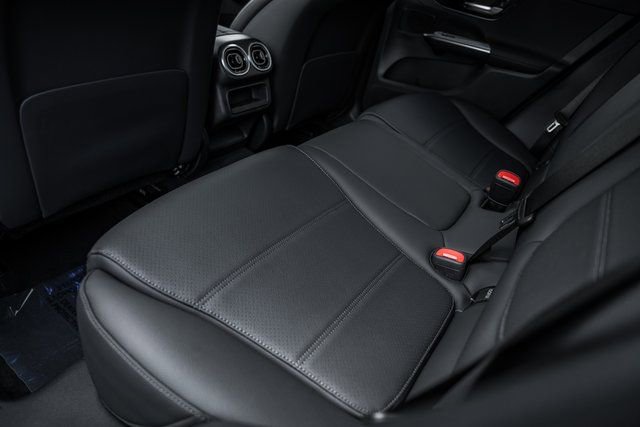 New 2025 Mercedes-Benz GLC 350e 4MATIC image 31