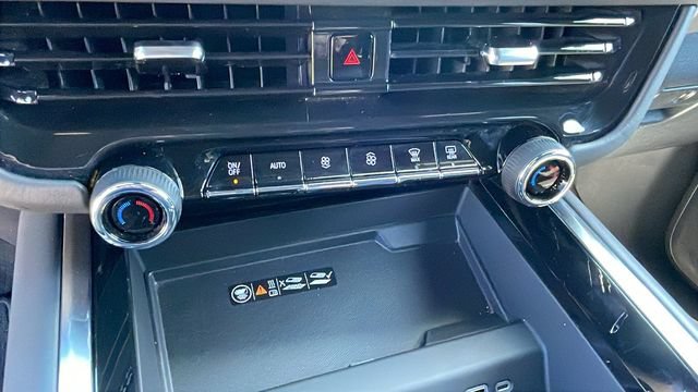 Used 2025 Chevrolet Suburban Z71 AWD/4WD image 18