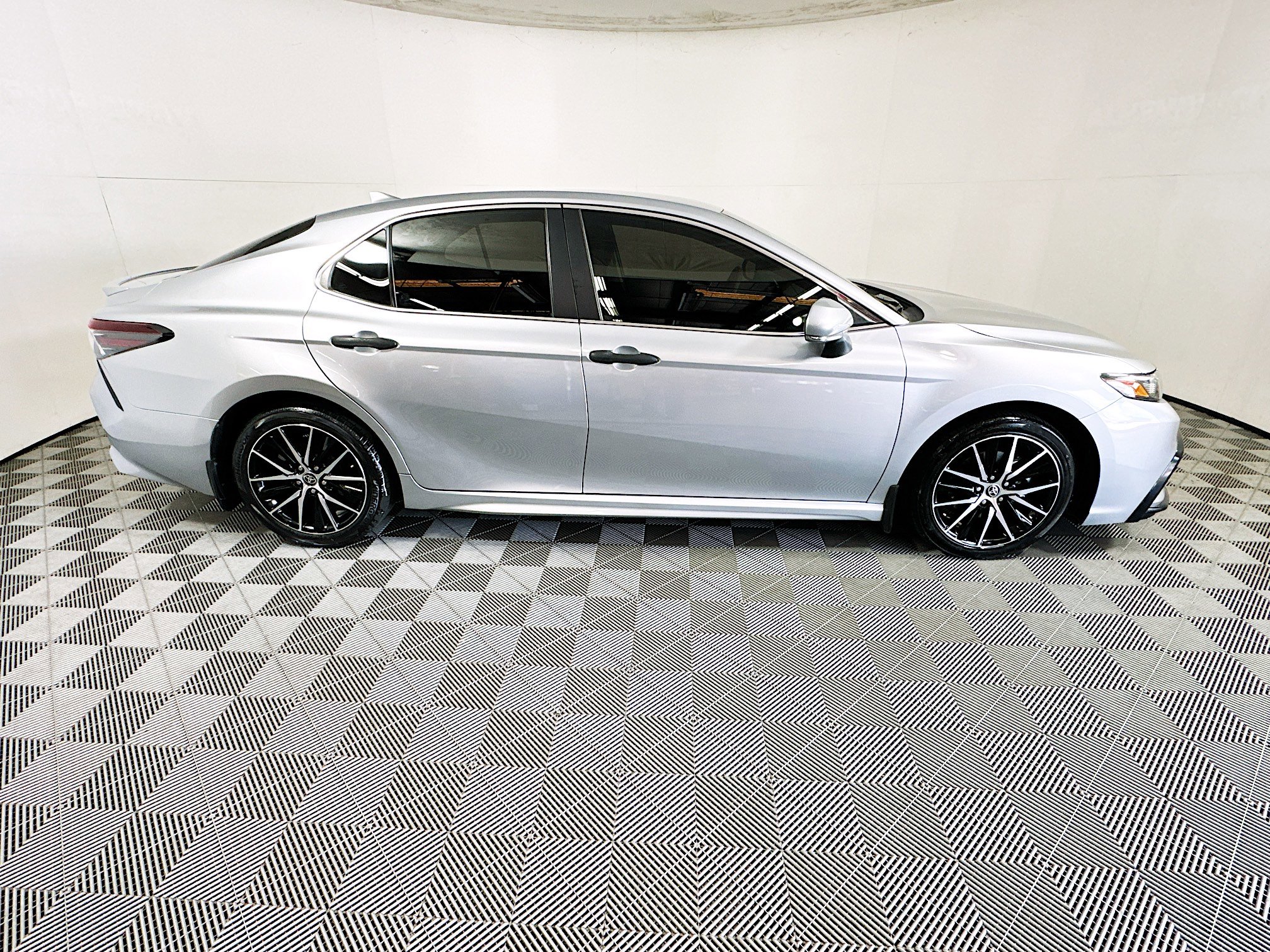 Used 2024 Toyota Camry SE FWD image 2