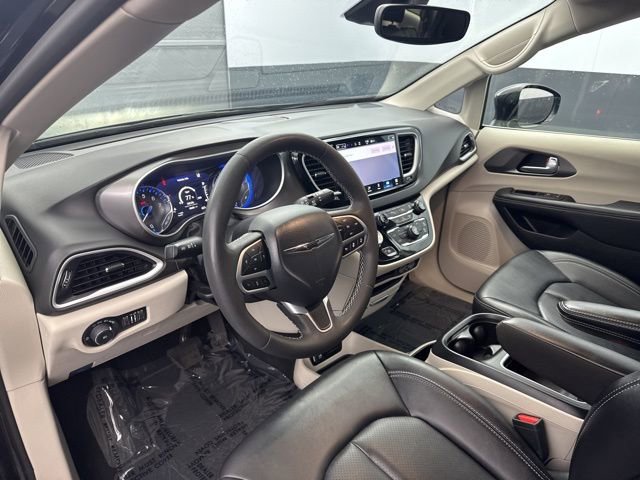 Used 2024 Chrysler Pacifica Touring-L image 12