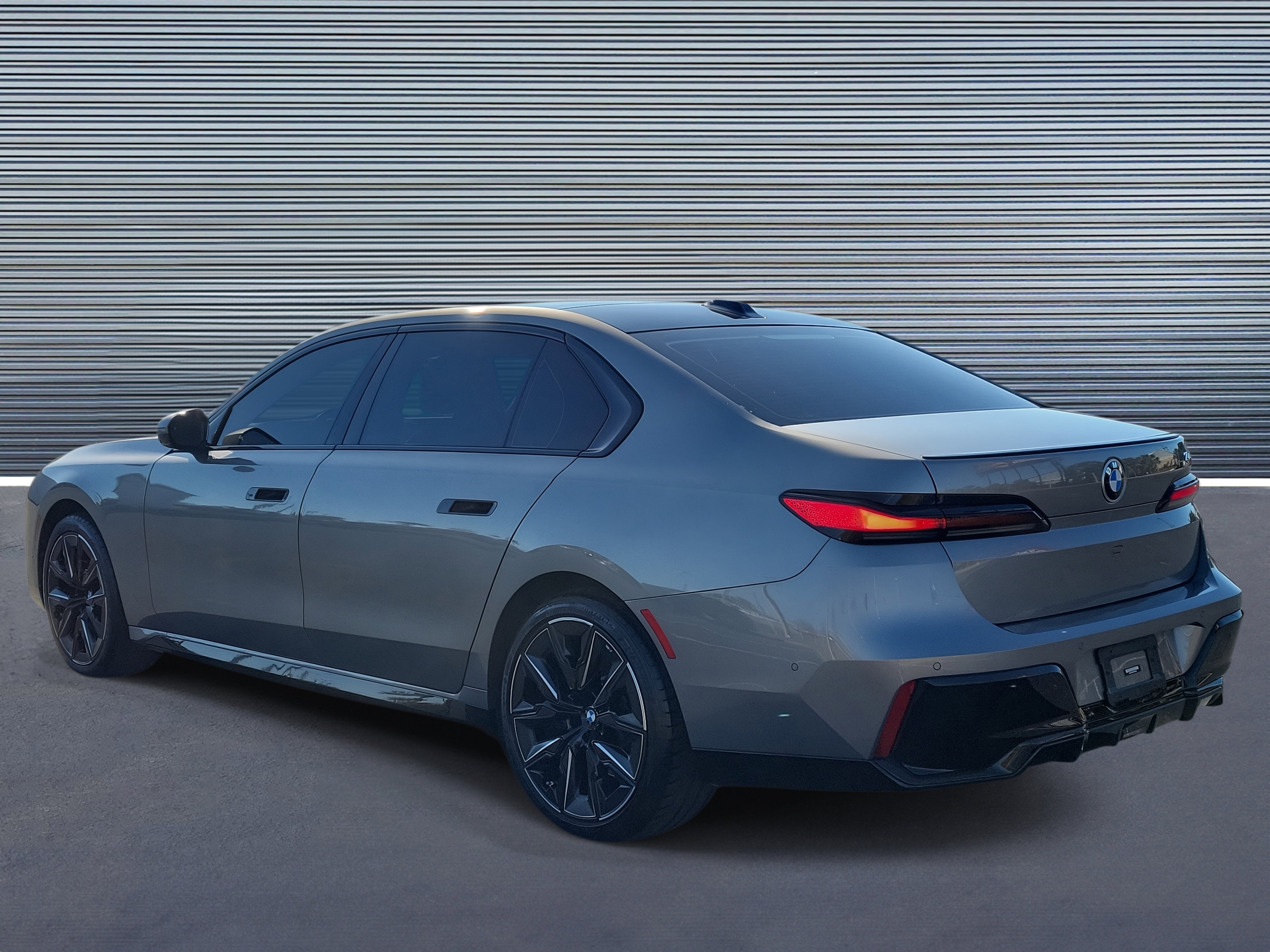 Used 2023 BMW 740i image 4