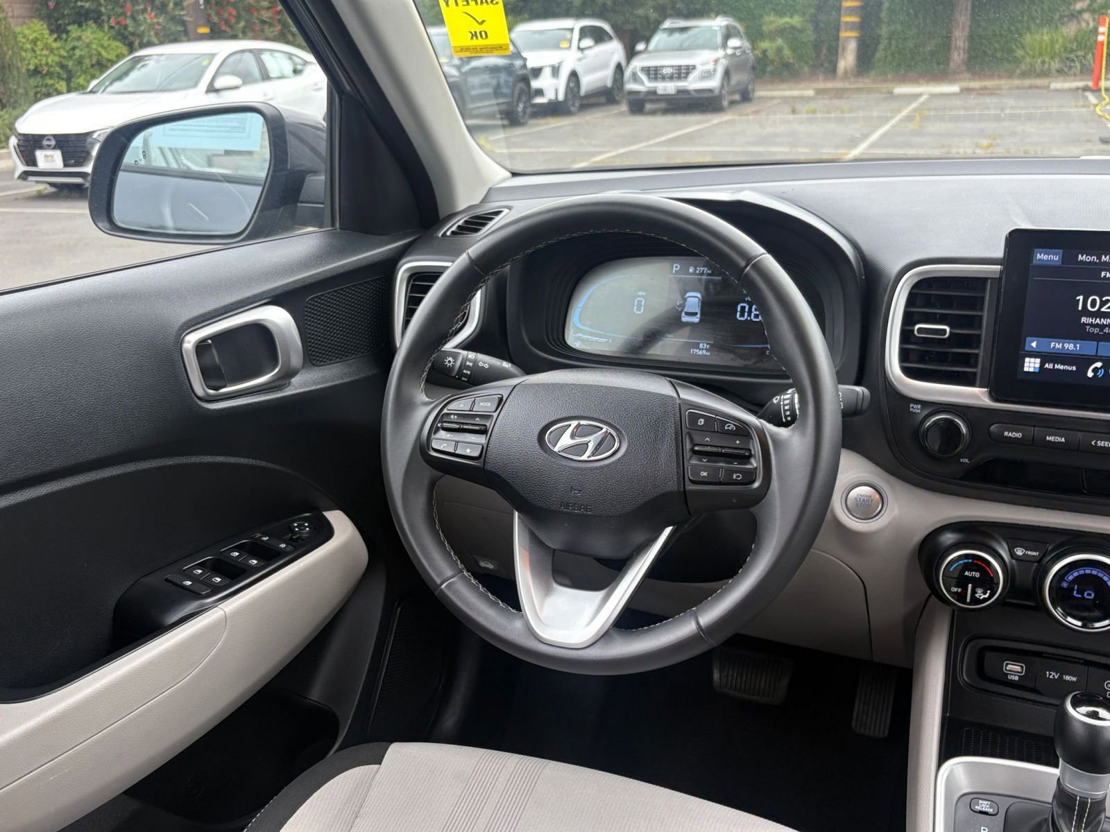 Used 2025 Hyundai Venue SEL image 34