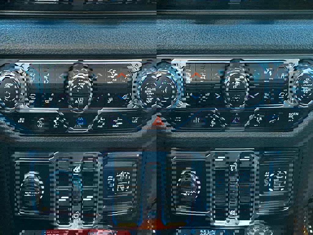 Used 2024 Jeep Wrangler Unlimited image 11