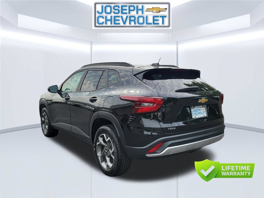 Used 2025 Chevrolet Trax LT FWD image 4