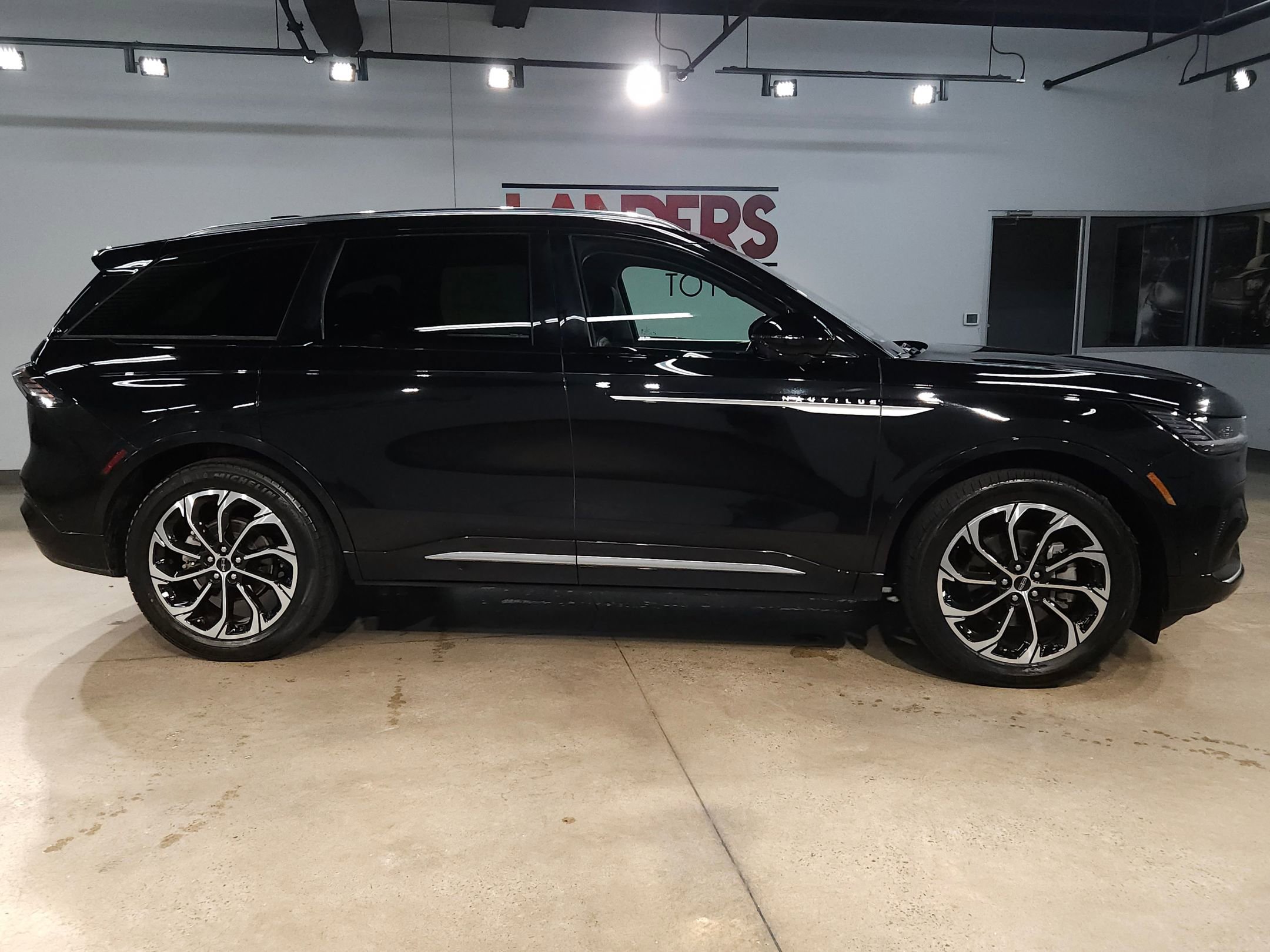 Used 2024 Lincoln Nautilus Reserve image 8