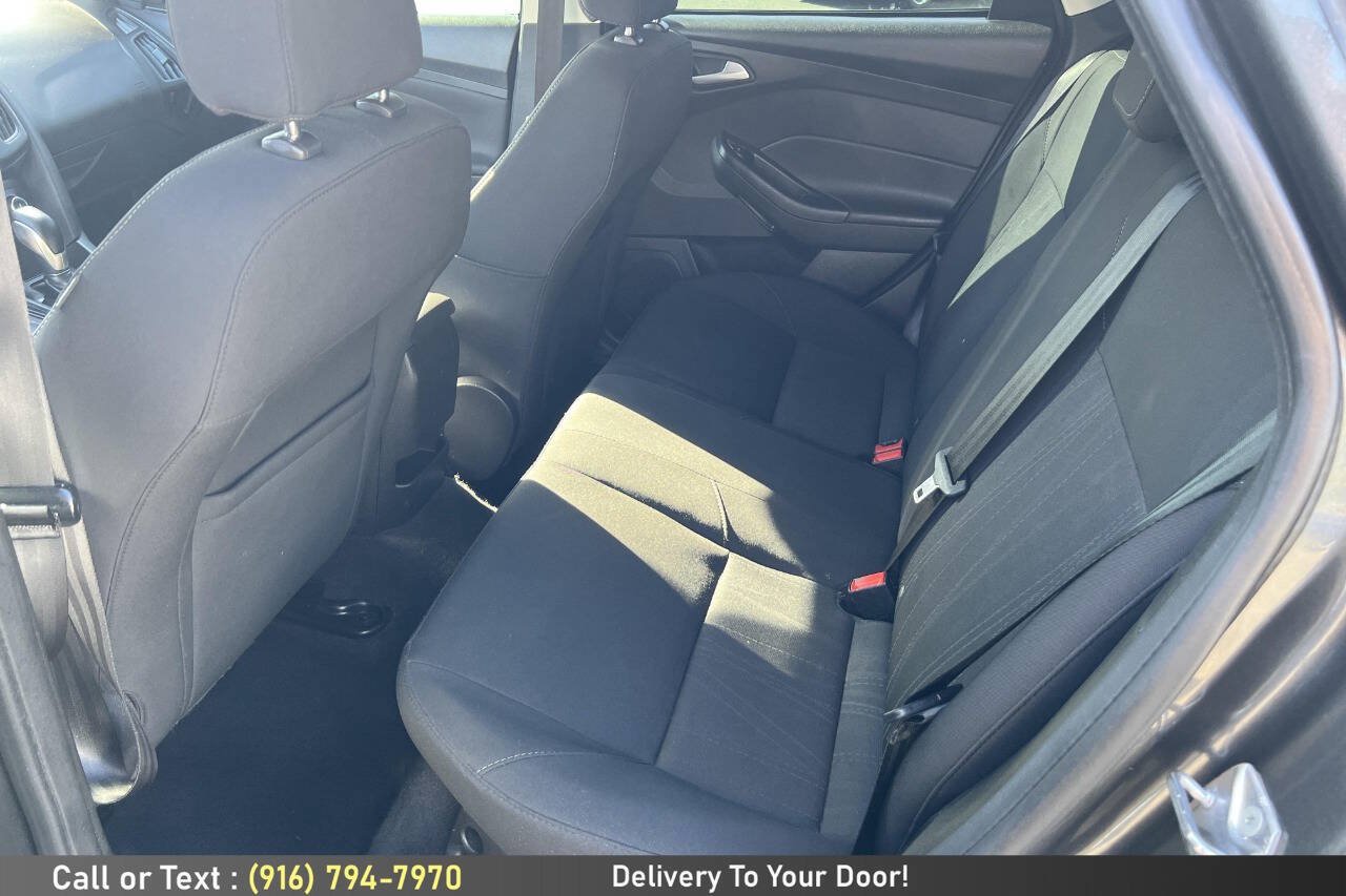 Used 2016 Ford Focus SE w/ SE Sport Package FWD image 14