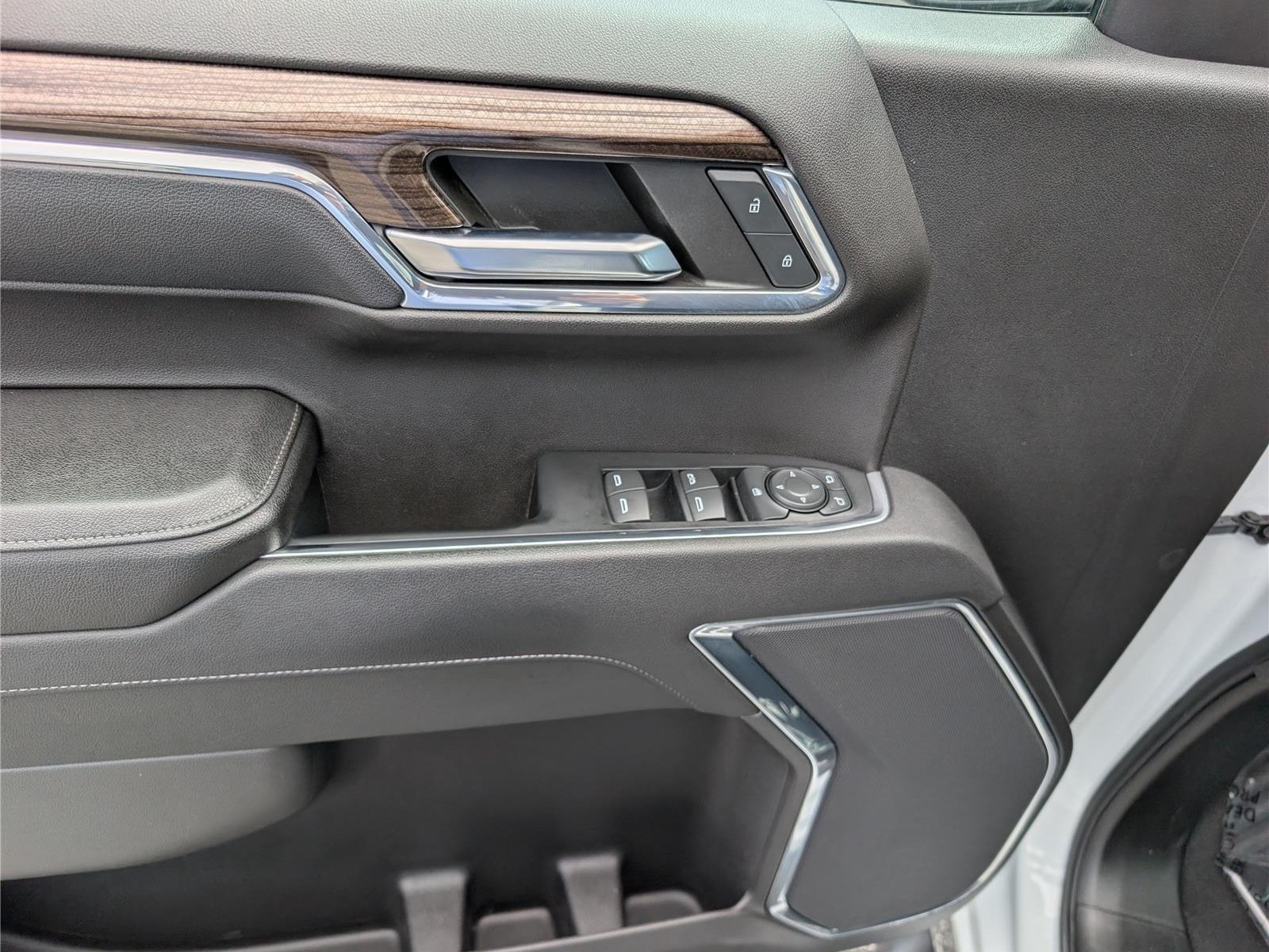 Used 2023 Chevrolet Silverado 1500 LT AWD/4WD image 18