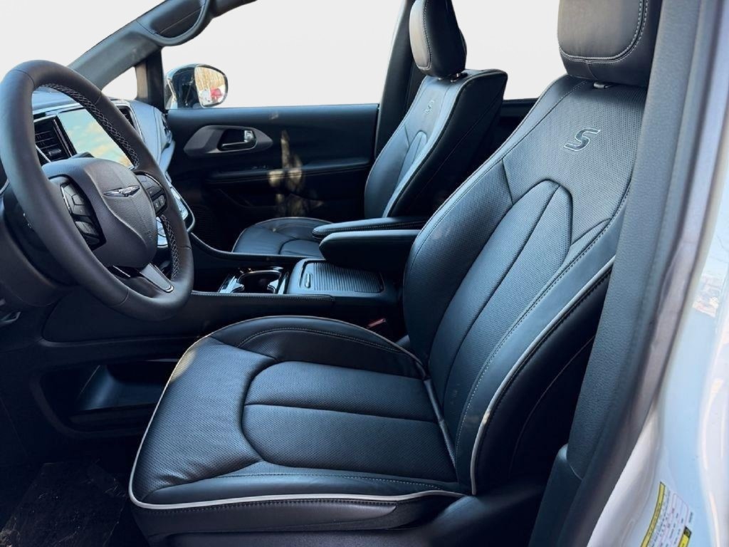 New 2026 Chrysler Pacifica Limited w/ Uconnect Theater Family Group FWD image 9