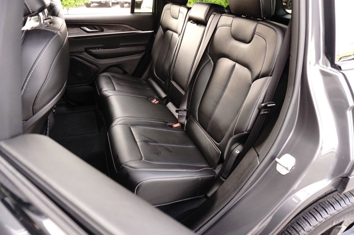 Certified 2025 Jeep Grand Cherokee Limited w/ Black Appearance Package RWD image 14