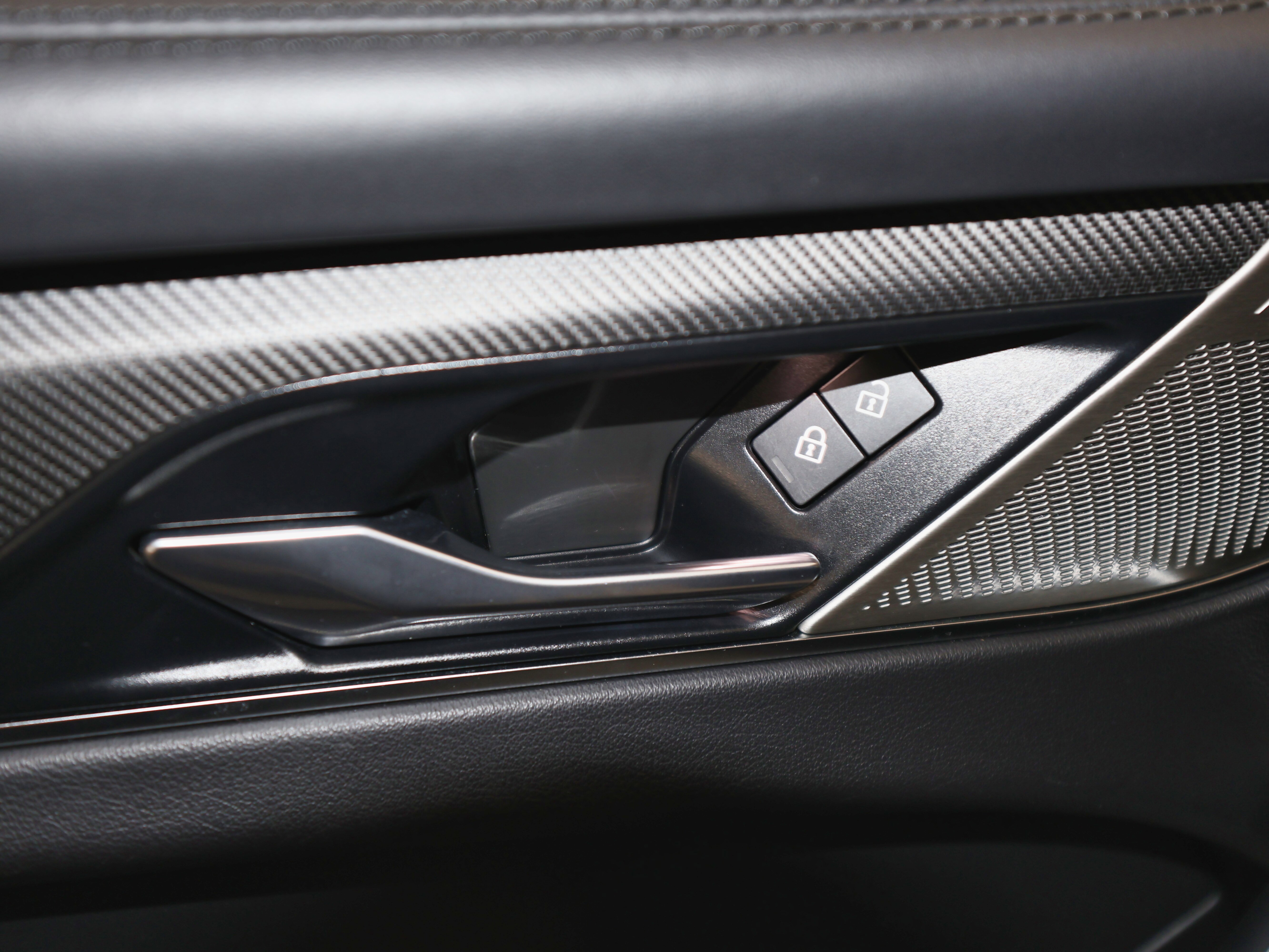 Used 2021 Jaguar F-PACE SVR image 19