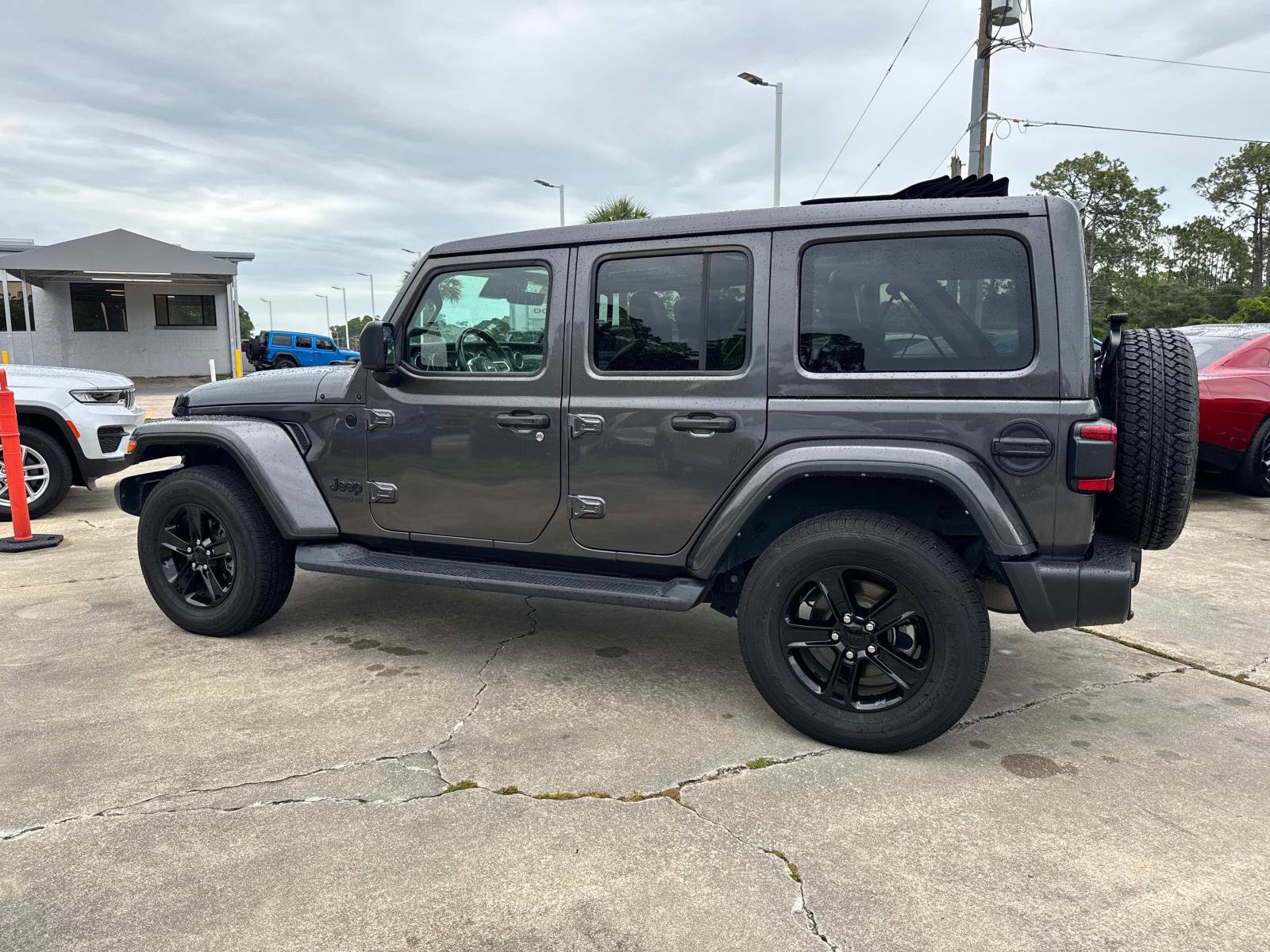 Used 2022 Jeep Wrangler Unlimited Sahara AWD/4WD image 5