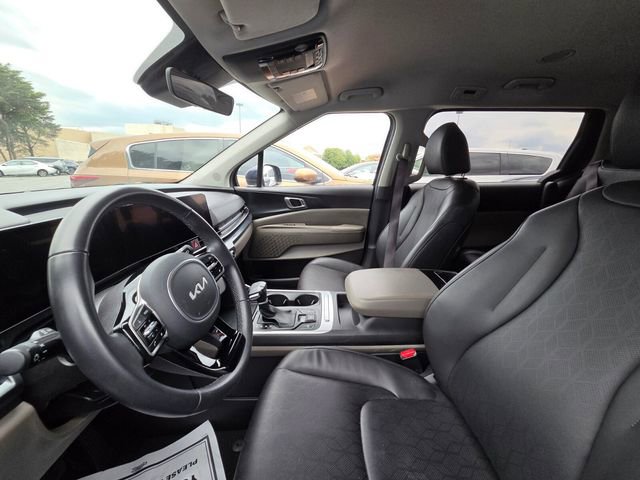 Used 2025 Kia Carnival FWD image 9