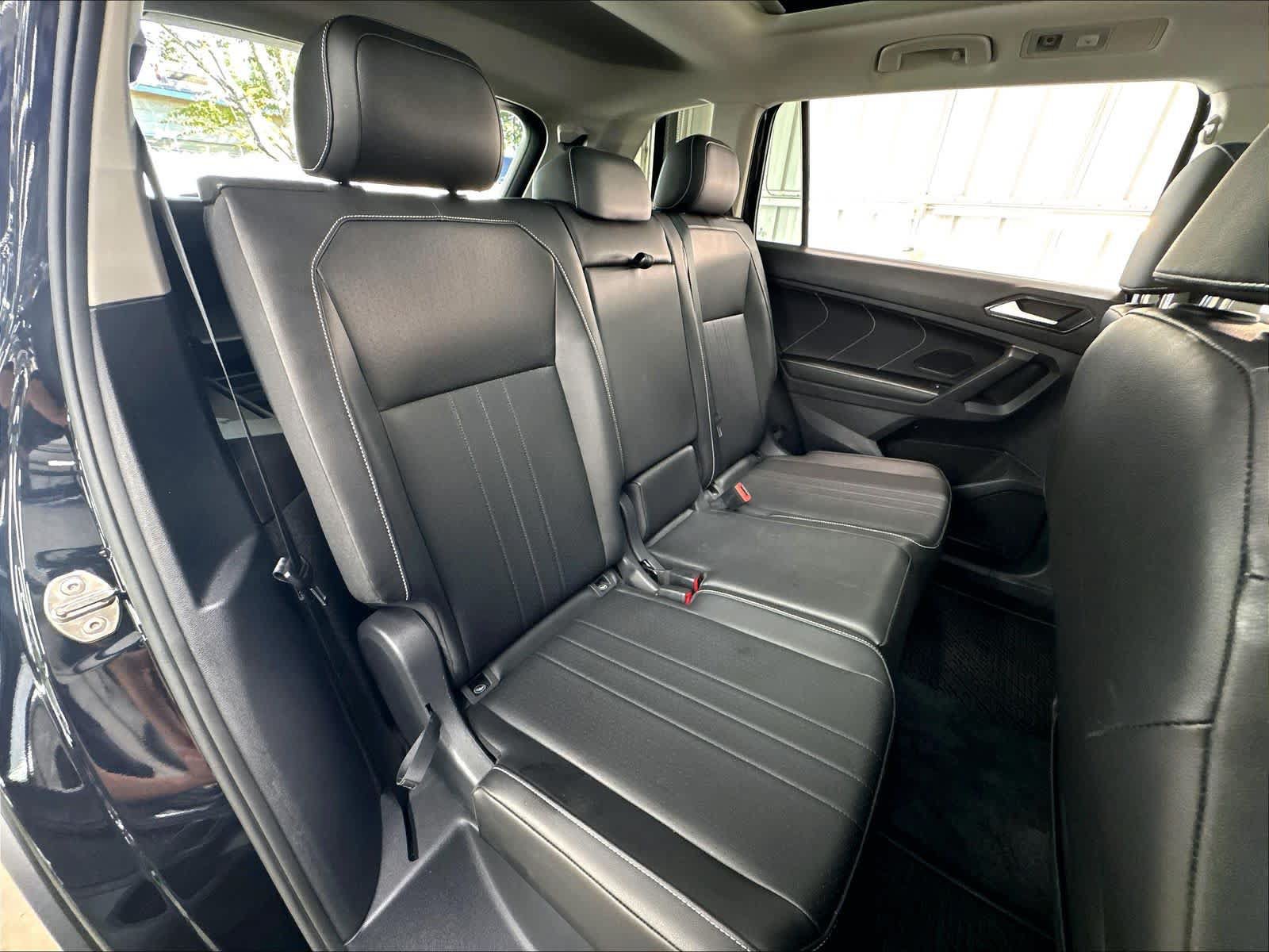 Used 2023 Volkswagen Tiguan SE w/ Panoramic Sunroof Package FWD image 28
