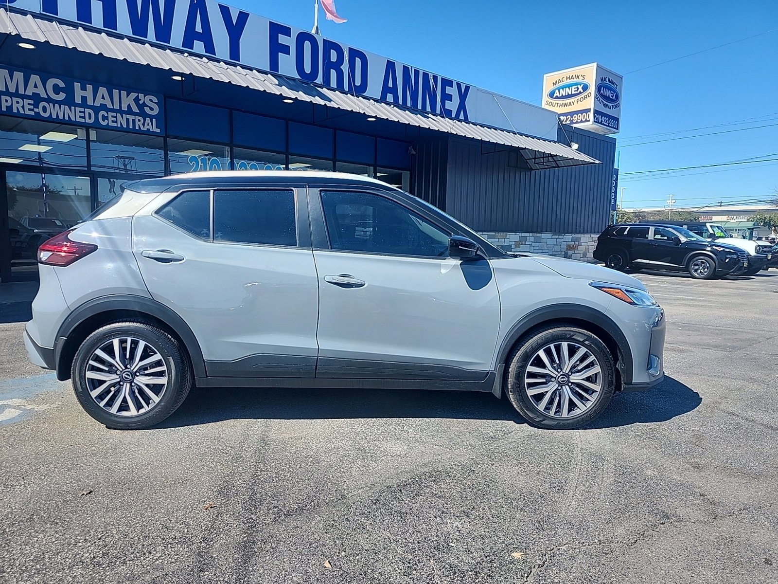 Used 2023 Nissan Kicks SV image 2