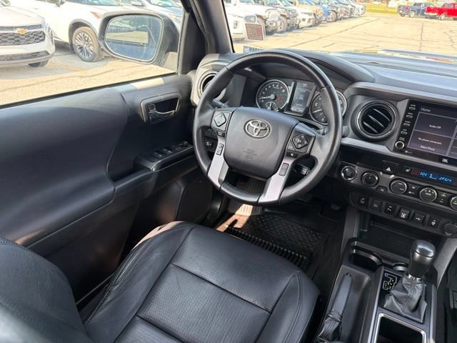 Used 2022 Toyota Tacoma TRD Sport w/ TRD Premium Sport Package AWD/4WD image 19