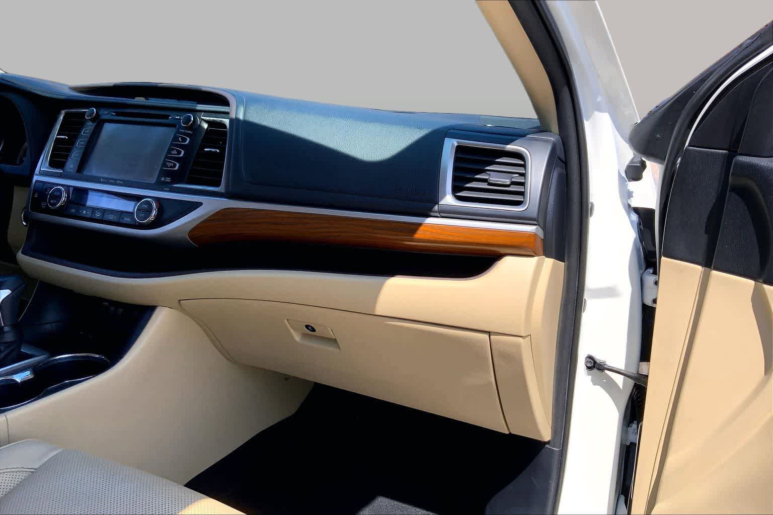 Used 2019 Toyota Highlander Limited FWD image 19