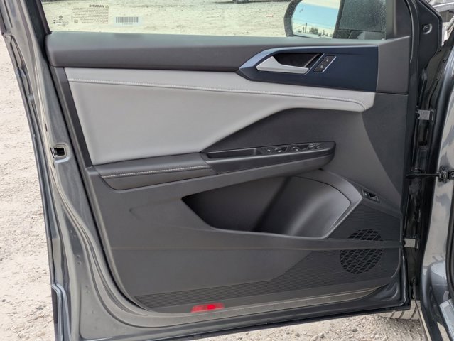 Used 2024 Volkswagen Taos SE image 2