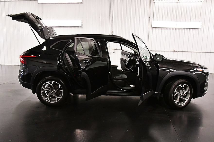 Used 2024 Chevrolet Trax LT w/ Driver Confidence Package FWD image 30