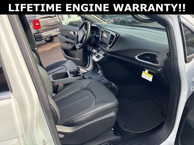 New 2025 Chrysler Voyager LX image 31