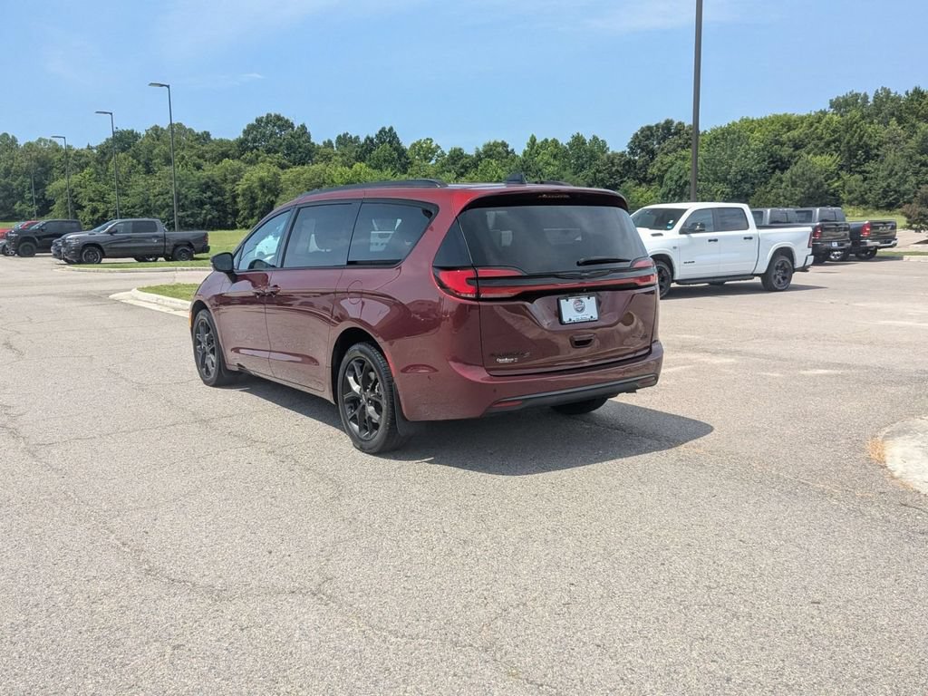 Used 2023 Chrysler Pacifica Touring-L w/ S Appearance Package AWD/4WD image 3