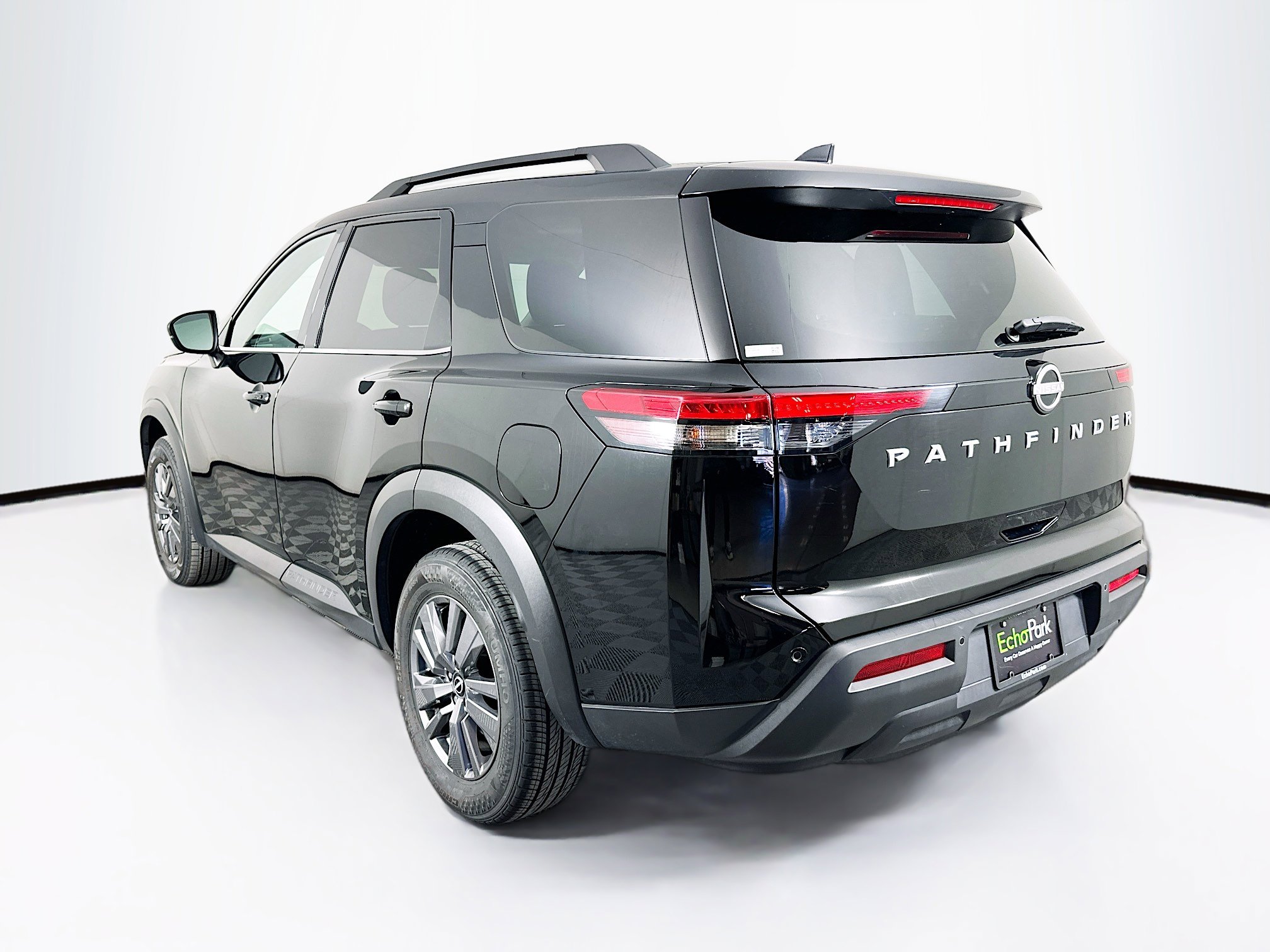 Used 2025 Nissan Pathfinder SV image 5