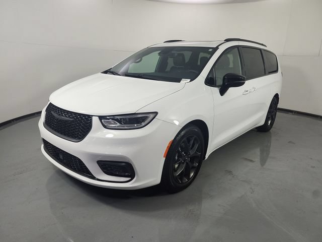 Used 2025 Chrysler Pacifica Limited FWD image 2