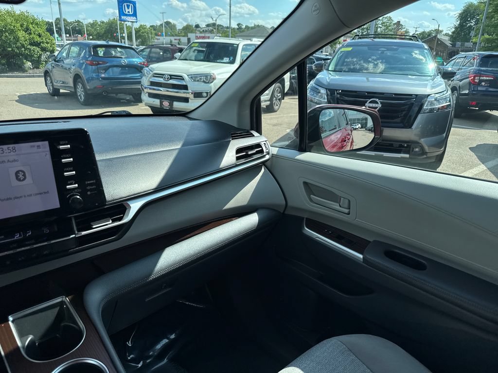 Used 2021 Toyota Sienna LE AWD/4WD image 27