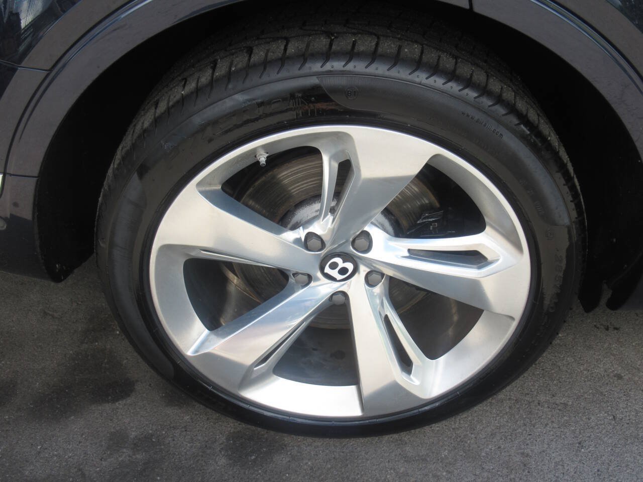 Used 2018 Bentley Bentayga AWD/4WD image 15