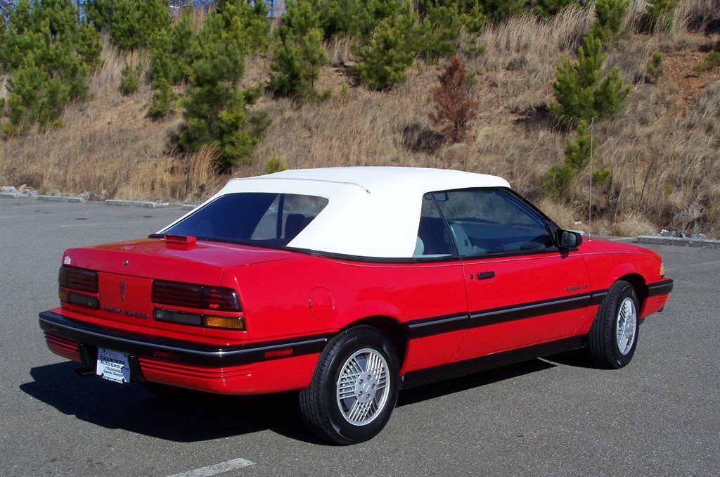 Used 1990 Pontiac Sunbird LE image 2