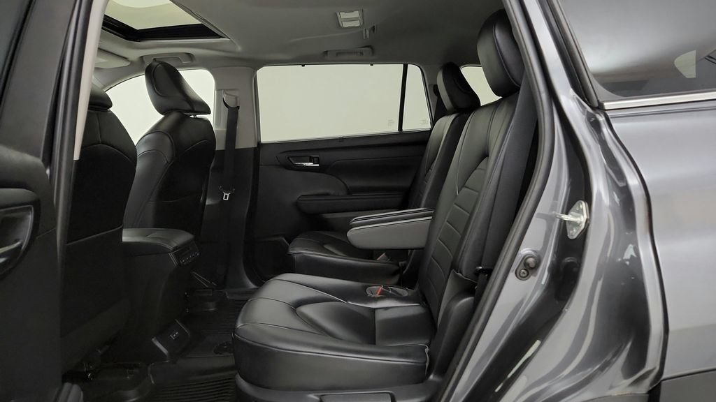 Used 2023 Toyota Highlander XLE AWD/4WD image 18