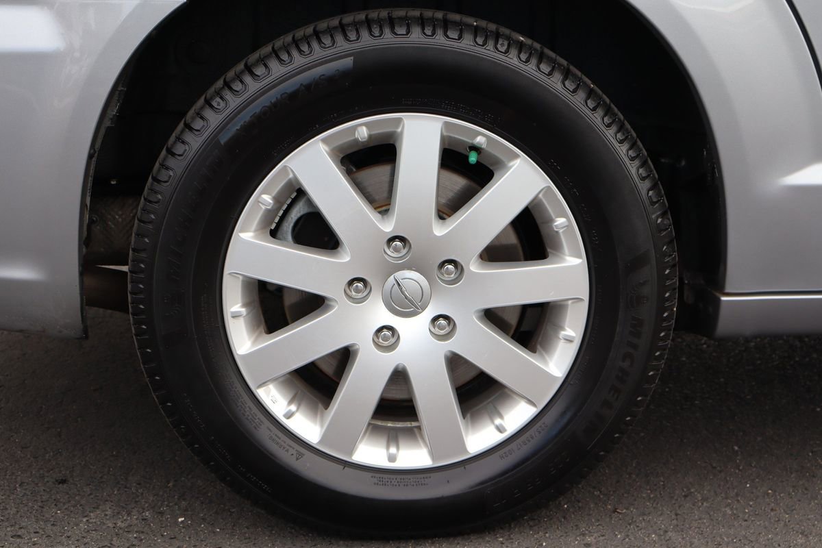 Used 2013 Chrysler Town & Country Touring image 43