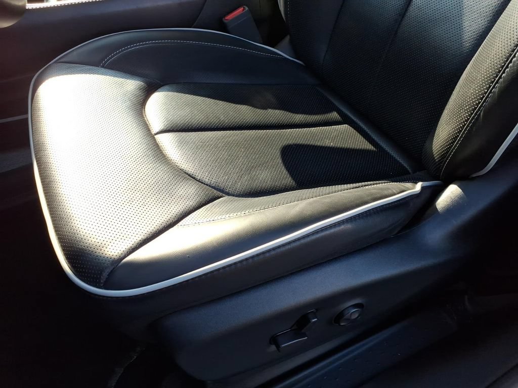 Certified 2025 Chrysler Pacifica Limited FWD image 11
