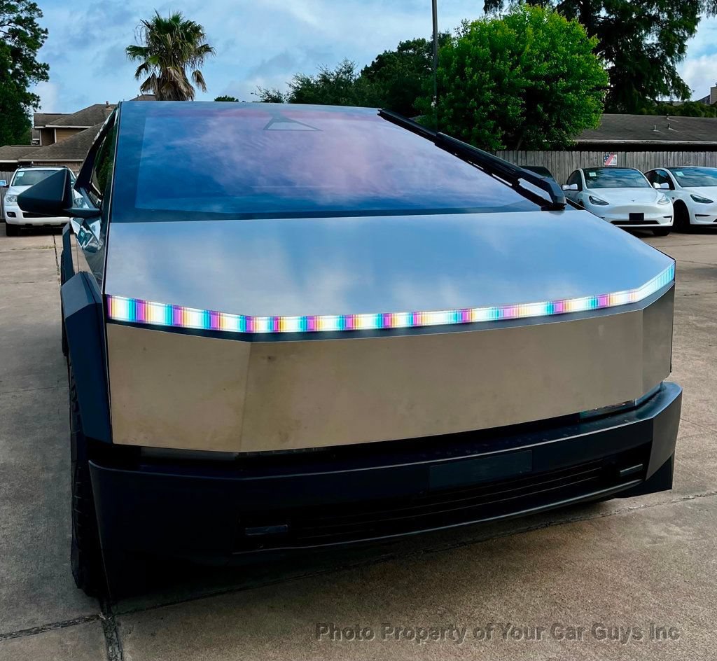 Used 2025 Tesla Cybertruck AWD Crew Cab image 3