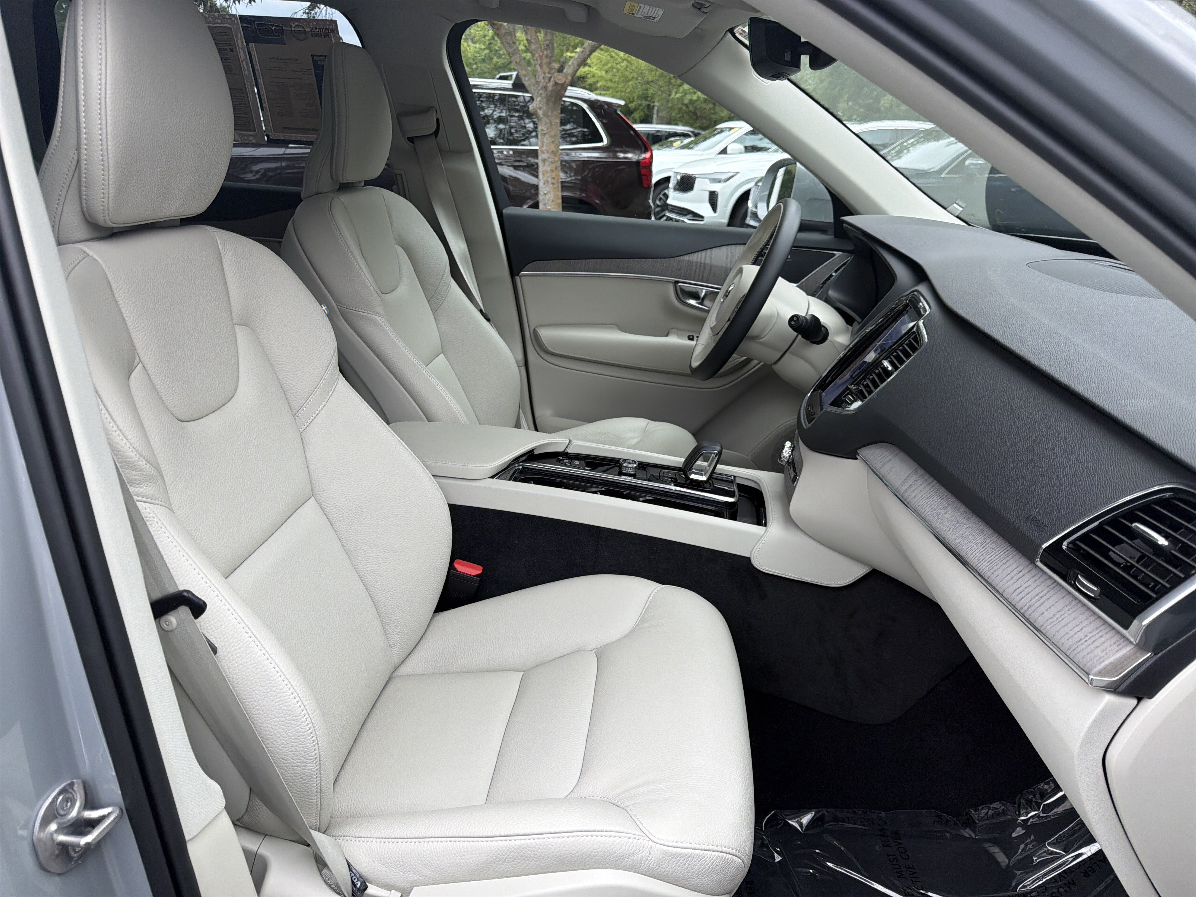 Certified 2025 Volvo XC90 B5 Plus w/ Protection Package Premier AWD/4WD image 35