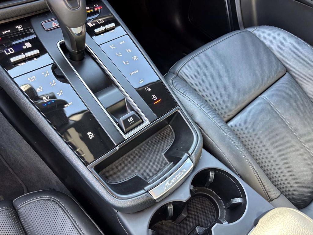 Certified 2025 Porsche Macan image 33