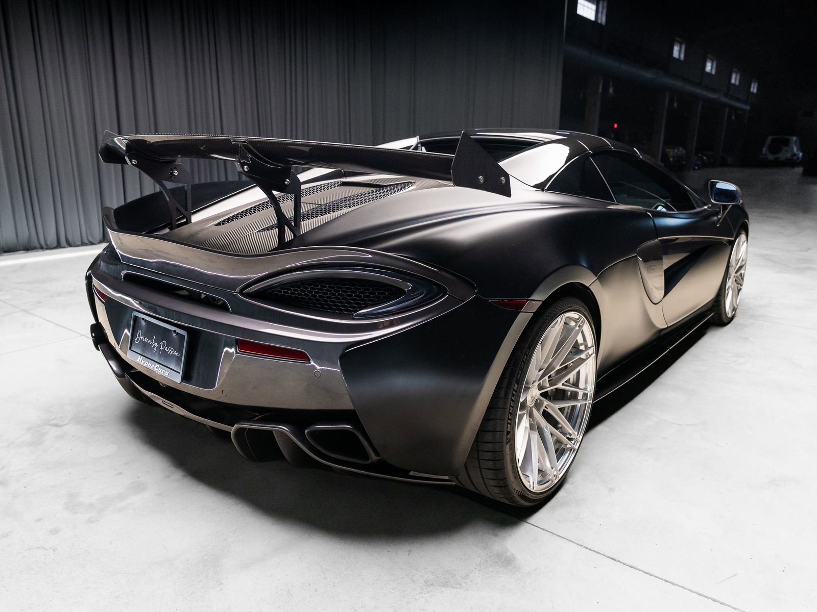 Used 2018 McLaren 570S Spider RWD image 16